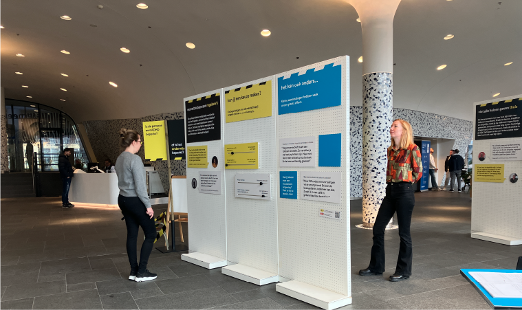 Overzichtsfoto van de tentoonstelling met borden waar de verhalen op staan.