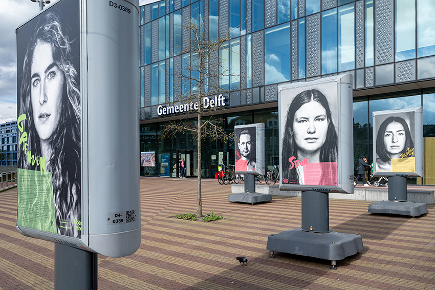 Borden met foto's van tentoonstelling voor gemeentehuis gemeente Delft.